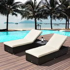 Ensemble de 2 chaises longues avec dossier réglable sur 5 positions, table basse d'extérieur, coussins déperlants, chaises de piscine en rotin PE