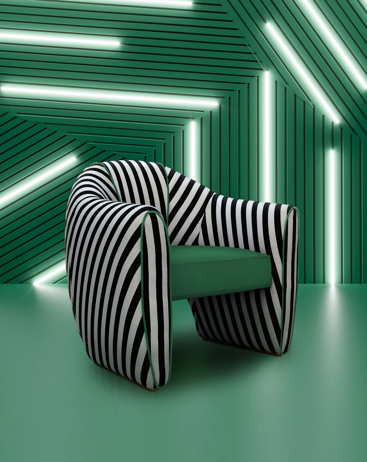 Fauteuil sculptural en satin et velours rayé