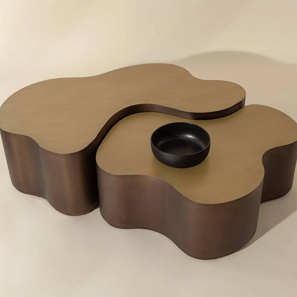 Table basse moderne en aluminium thermolaqué au design sculptural | Finition thermolaquée