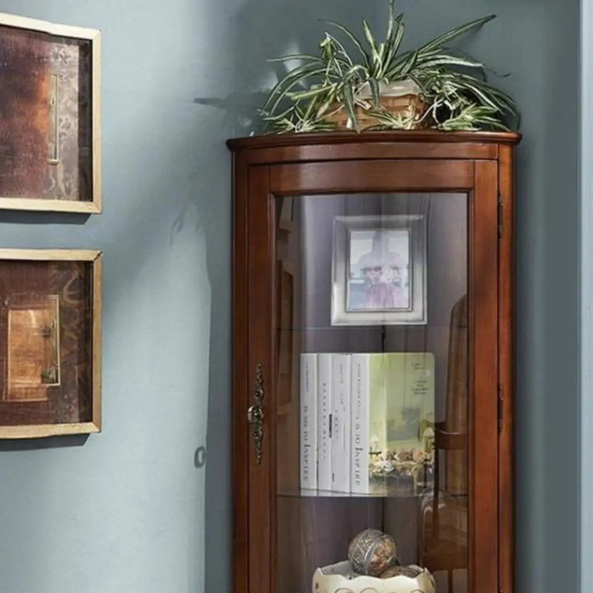 Meuble d'angle classique en bois d'hévéa marron avec porte vitrée