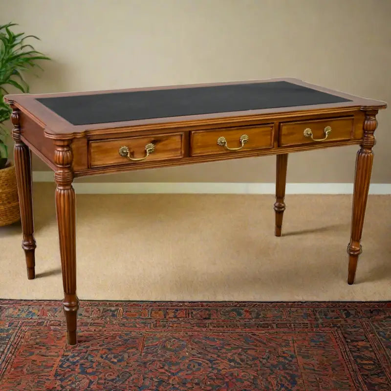 Bureau de style victorien en acajou massif, brun foncé / brun clair, avec plateau en cuir noir et 3 tiroirs – unité simple