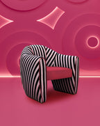 Fauteuil sculptural en satin et velours rayé