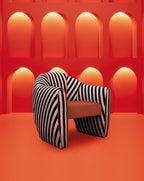 Fauteuil sculptural en satin et velours rayé