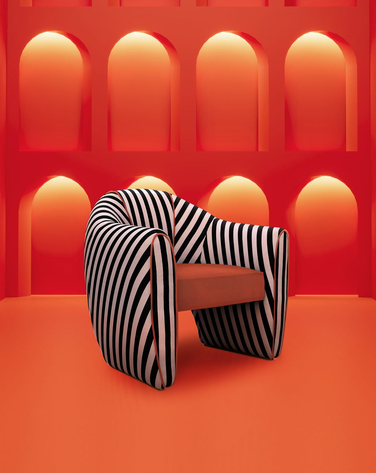 Fauteuil sculptural en satin et velours rayé