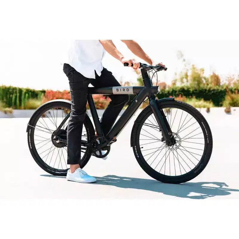 Vélo hybride électrique Bird Adult A Frame 28 à cadre ouvert - Noir : Cadre en aluminium, vitesse maximale de 32 km/h