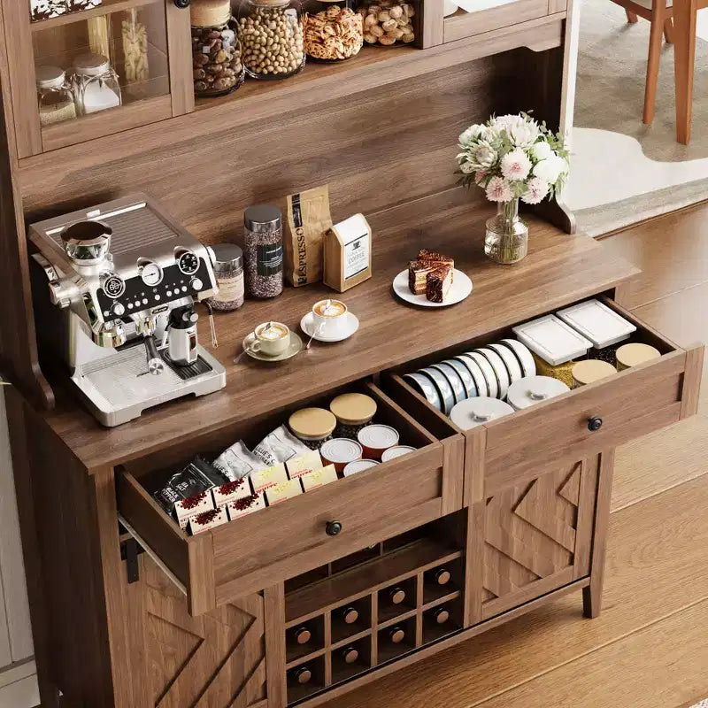 Meuble de bar de ferme 72 po avec porte coulissante de style grange Grand buffet de cuisine avec huche, station de recharge, 2 tiroirs et 8 étagères de rangement Café