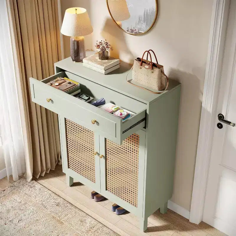 Meuble à chaussures Lantine 6 niveaux moderne bohème avec portes, tiroir et étagère réglable. Design en rotin, vert menthe. Idéal pour l'entrée, le salon.