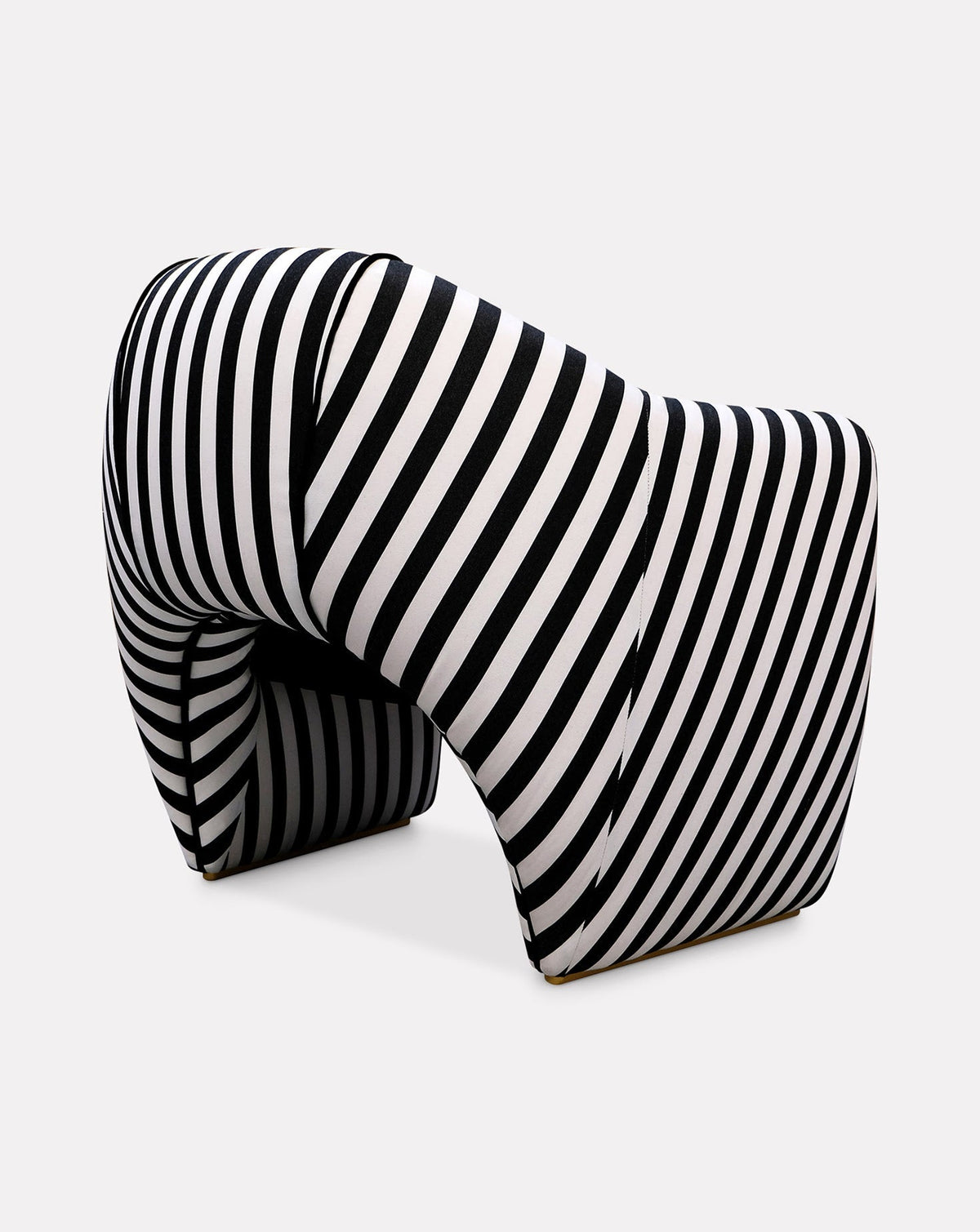 Fauteuil sculptural en satin et velours rayé