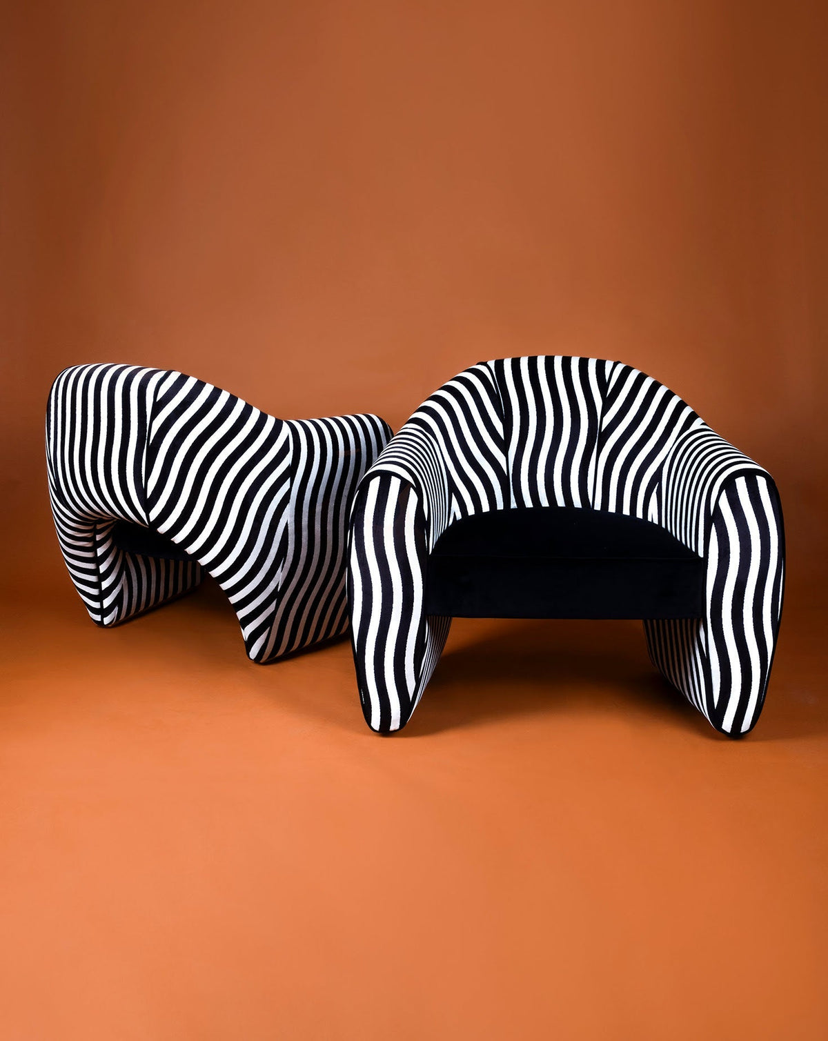 Fauteuil sculptural en satin et velours rayé
