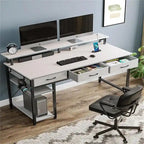 Bureau d'ordinateur avec prise intégrée