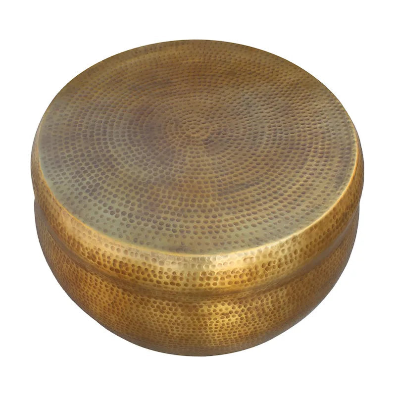 Table basse ronde de 81 cm, en forme de tambour, texture martelée en relief, aluminium, laiton antique