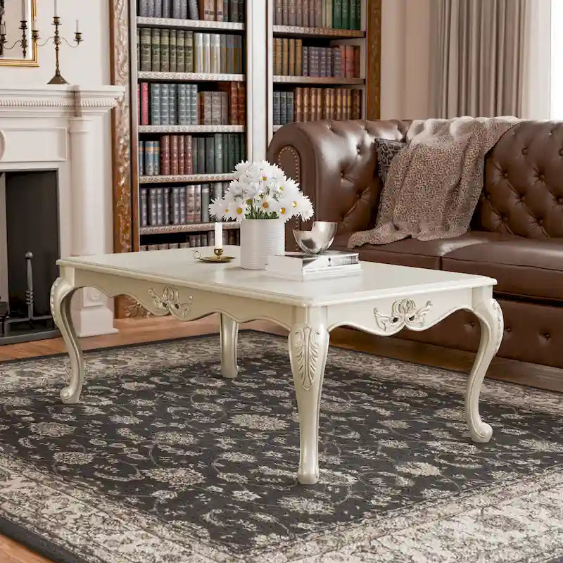 Table basse traditionnelle Clarissa en bois massif avec pieds sculptés