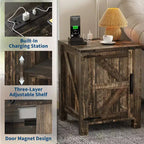 Lot de 2 tables de chevet de ferme avec station de recharge, table de nuit rustique avec porte de grange et étagère réglable, petite table d'appoint pour chambre et salon.