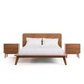 HOMES: Inside + Out Ensemble de chambre à coucher 3 pièces en bois de style Mid-Century Riverstone avec 2 tables de nuit Noyer