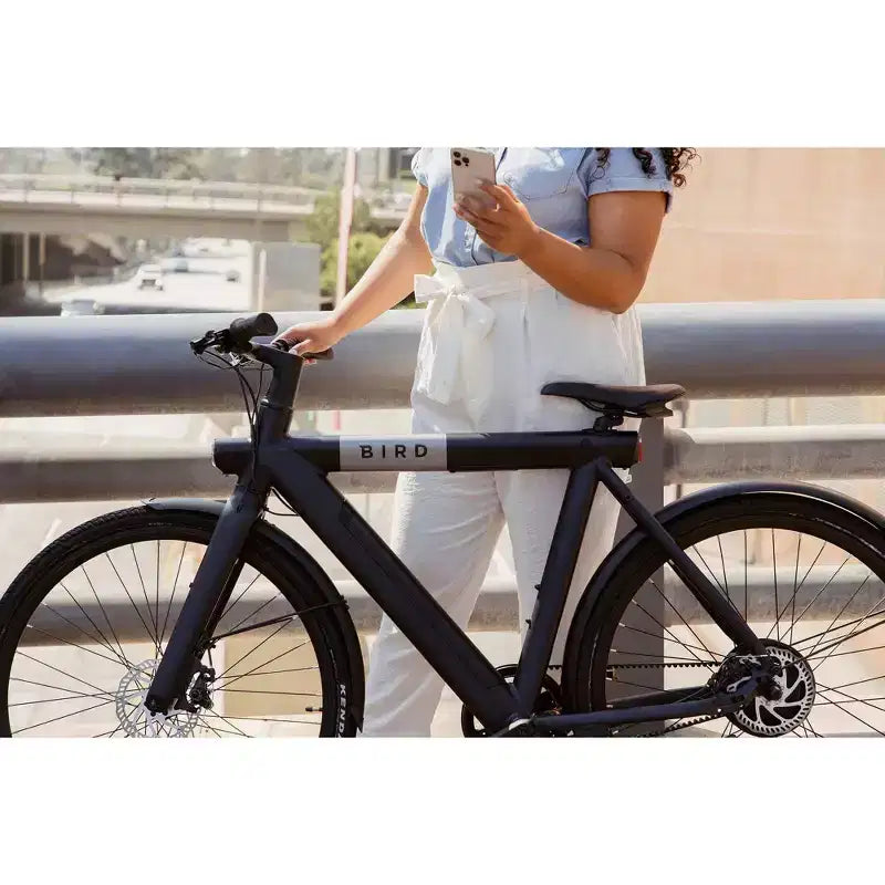 Vélo hybride électrique Bird Adult A Frame 28 à cadre ouvert - Noir : Cadre en aluminium, vitesse maximale de 32 km/h