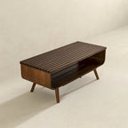 Table basse rectangulaire Adelina en bois massif de style Mid-Century, de couleur marron